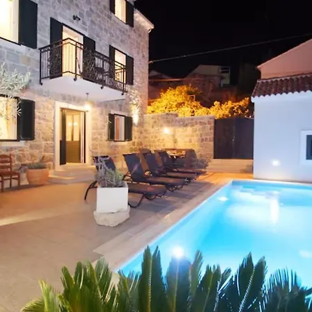 Filipetti With Heated Pool Villa *