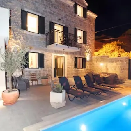Filipetti With Heated Pool Villa
