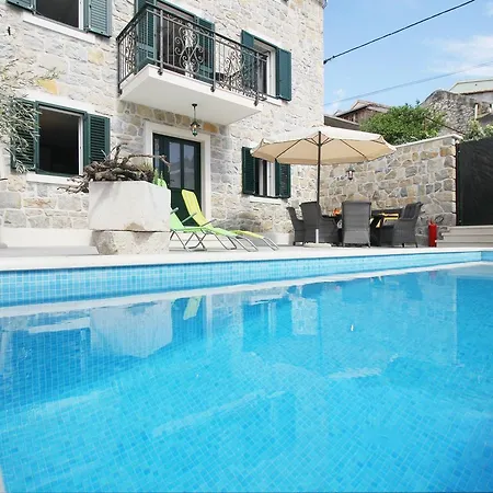 Filipetti With Heated Pool Villa *