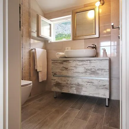 Filipetti With Heated Pool Villa *