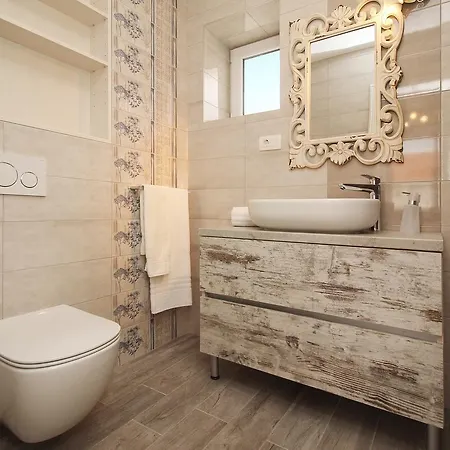 Villa Filipetti With Heated Pool Makarska